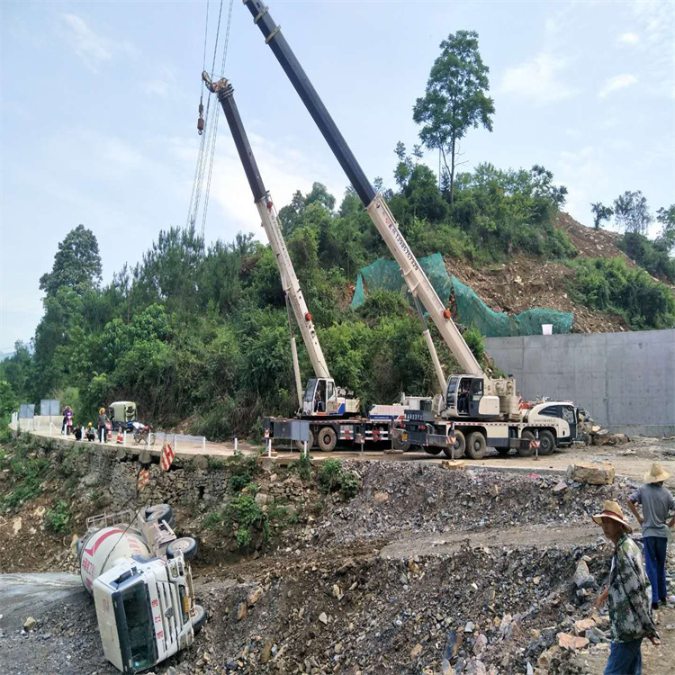 平原汽车掉沟里叫吊车救援要多少钱